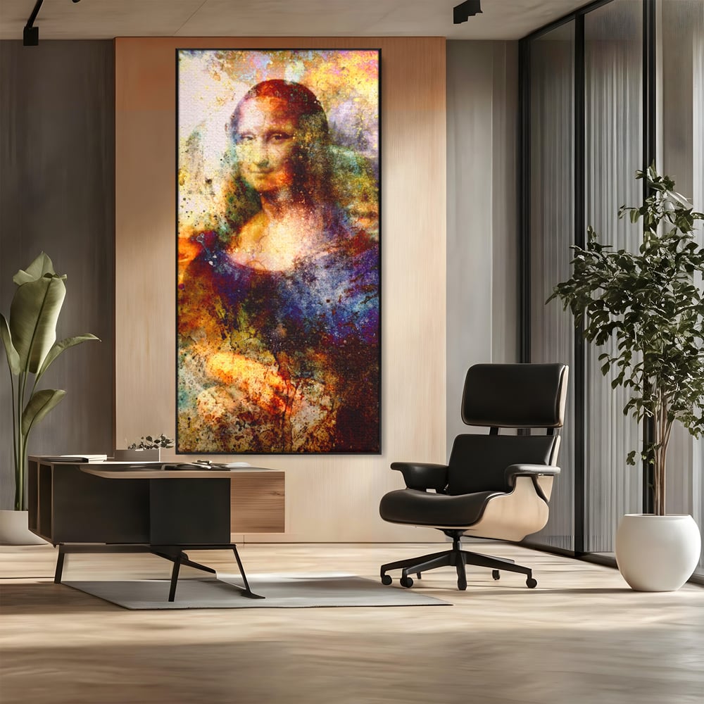 Tablou canvas cu tablou canvas cu mona lisa in culori vibrante, in rama de aluminiu negru, pe perete intr-un birou